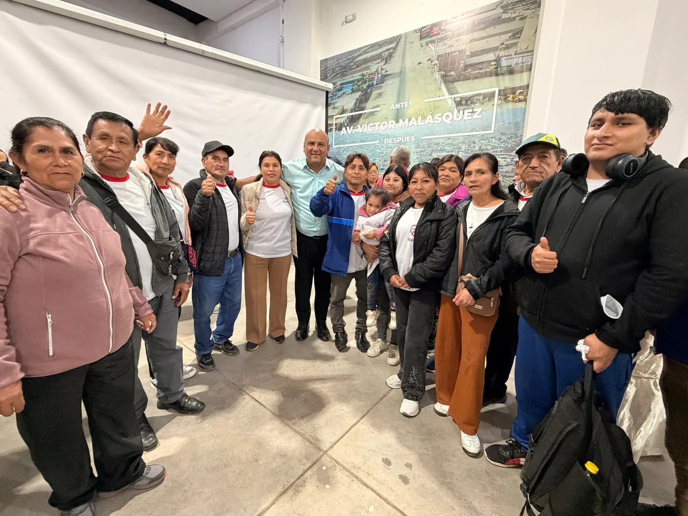 Con los vecinos al término de la reunión
